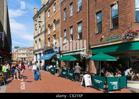 Café Starbucks sur le marché du beurre dans le centre-ville, Reading, Berkshire, England, UK Banque D'Images