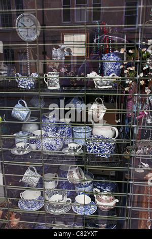 Articles assortis de bleu et blanc de Chine et des bijoux dans un magasin d'antiquités de la rue Brock, baignoire, N.E. Somerset, England, UK Banque D'Images