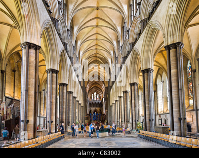 Nef de la cathédrale de Salisbury, Salisbury, Wiltshire, Angleterre, Royaume-Uni Banque D'Images