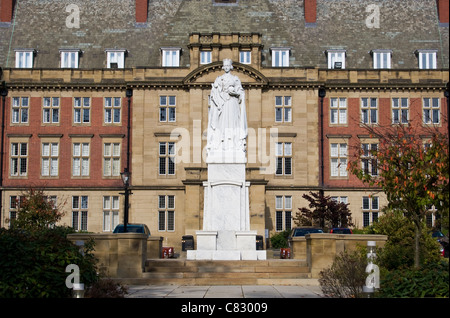 Royal Victoria Infirmary (RVI)  + statue de la reine Victoria, London Hospitals NHS Foundation Trust, England, UK Banque D'Images