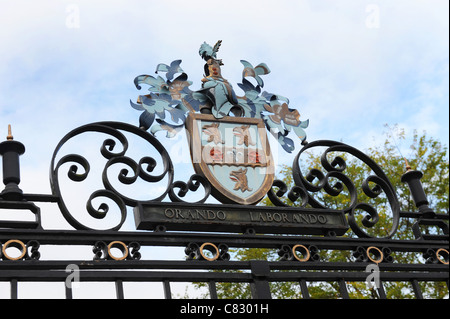 L'école publique Rugby crest sur l'entrée de l'Angleterre Warwickshire Uk Banque D'Images