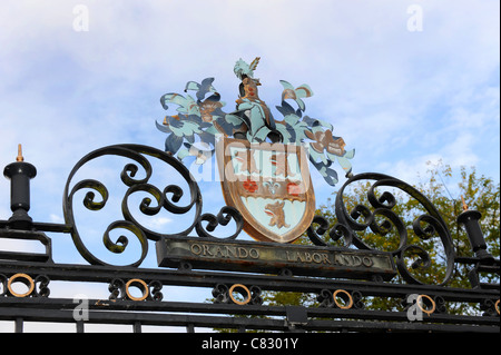 L'école publique Rugby crest sur l'entrée de l'Angleterre Warwickshire Uk Banque D'Images