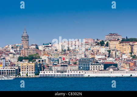 Vue sur le Bosphore, à la Tour de Galata et de Beyoglu, Istanbul, Turquie. Banque D'Images