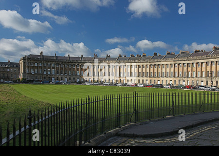 Soleil d'automne sur l'architecture géorgienne de la Royal Crescent à Bath, N.E. Somerset, England, UK Banque D'Images