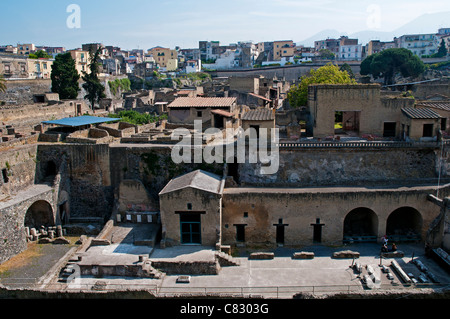 Le site de fouilles de Herculanum en premier plan avec la ville de Ercolano l'entourant, Ercolano, Italie Banque D'Images