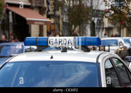 Voiture de police irlandaise garda feux du véhicule de patrouille dans une rue de Ballina Comté de Mayo en Irlande Banque D'Images