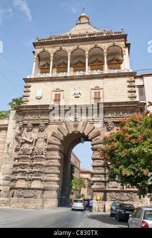 La Porta Nuova, la Nouvelle Porte, Corso Vittorio Emanuele, Palerme, Sicile, Italie Banque D'Images