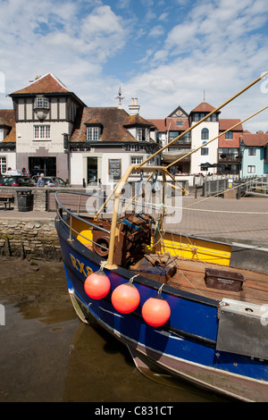 Auberge de bateau avec bateau de pêche, Lymington Banque D'Images