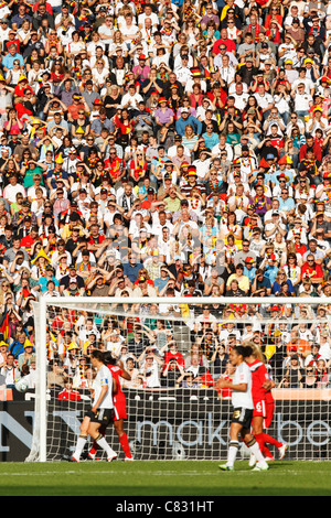 Les spectateurs regardent le match d'ouverture de la Coupe du monde féminine de football de la FIFA entre l'Allemagne et le Canada le 26 juin 2011 à Berlin, en Allemagne. Banque D'Images
