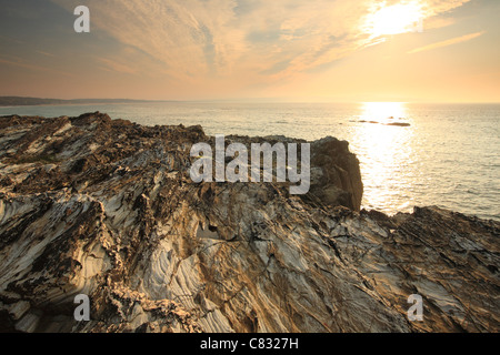 Coucher du soleil à Godrevy plage de l'autre côté de la baie de St Ives, Cornouailles du Nord, Angleterre, RU Banque D'Images