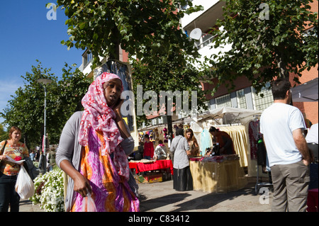 Muslim Woman talking on mobile phone pendant Eid Al-Fitr célébration en Tensta Stockholm Suède Banque D'Images