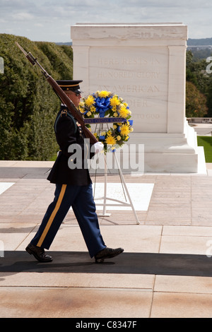 Garde sur la Tombe du soldat inconnu, le cimetière d'Arlington, Washington DC USA Banque D'Images