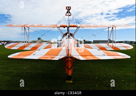 20/08/2010. Shoreham, UK. Vue arrière d'un Stearman Breitling 'acrobate' bi-plane à Shoreham Airshow. Banque D'Images