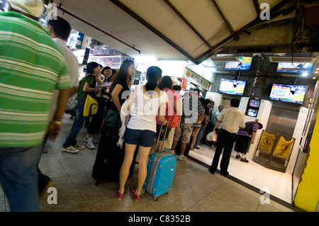 Une longue que pour l'ascenseur au bâtiment Chungking Mansions à Tsim Sha Tsui, Kowloon. Banque D'Images