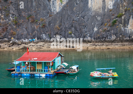 Vietnam, Halong Bay, village flottant Banque D'Images