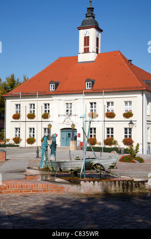 Hôtel de ville sur la Place du marché avec une fontaine et des sculptures de Christian Uhlig, Angermuende, Brandebourg, Allemagne Banque D'Images