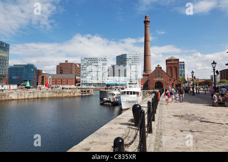 En regardant vers la station de pompage à l'Albert Dock de Liverpool, UK du front de mer historique Banque D'Images