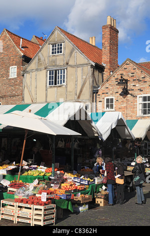 Une échoppe de marché vend des fruits et légumes du marché de Newgate, York, North Yorkshire, Angleterre, Royaume-Uni Banque D'Images