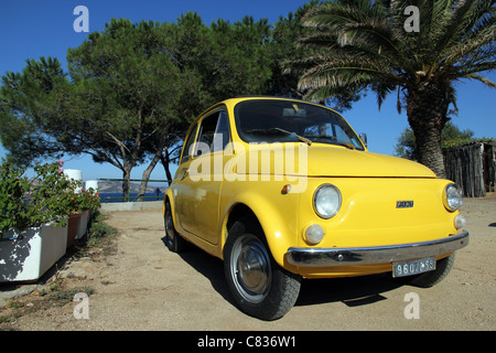 Fiat 500 cinquecento jaune vif à mer Sardaigne Sardaigne Italie Banque D'Images