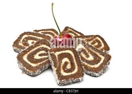 Rouleau de coco avec cherry isolated on white Banque D'Images