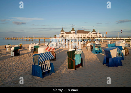 Chaises de plage ' et ' Strandkorb Seebruecke ou jetée à la mer baltique plage de la station balnéaire, l'île de Usedom, Allemagne Banque D'Images