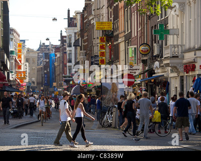 Damstraat Dam street avec de nombreuses personnes à Amsterdam, Pays-Bas Banque D'Images