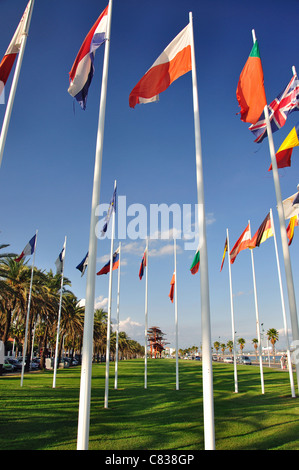 Drapeaux internationaux sur front de mer, La Pineda Platja, Costa Daurada, province de Tarragone, Catalogne, Espagne Banque D'Images