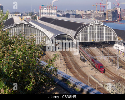 Train à grande vitesse Thalys quittant la gare centrale d'Amsterdam, Pays-Bas Banque D'Images