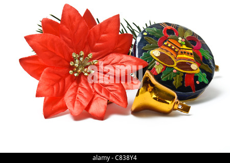 Petite boîte cadeau de noël fermé avec des cloches et des faux poinsettia isolated on white Banque D'Images
