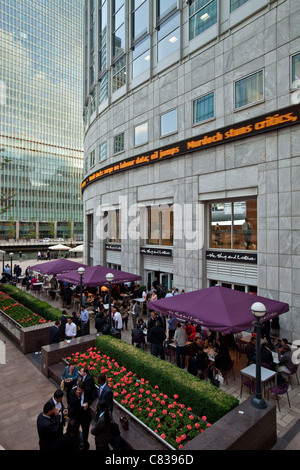 Les employés de bureau se détendre après le travail à l'aide de la laitue et pub/bar, Canary Wharf, Londres, Angleterre Banque D'Images