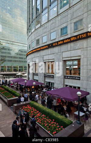 Les employés de bureau se détendre après le travail à l'aide de la laitue et pub/bar, Canary Wharf, Londres, Angleterre Banque D'Images