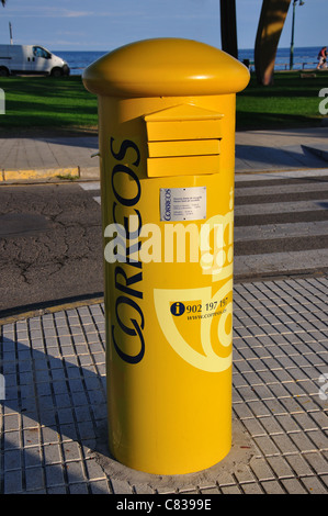 Correos post box, La Pineda Platja, Costa Daurada, province de Tarragone, Catalogne, Espagne Banque D'Images