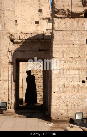 Silhouette of man du Temple d'Horus à Edfou, Égypte, Banque D'Images