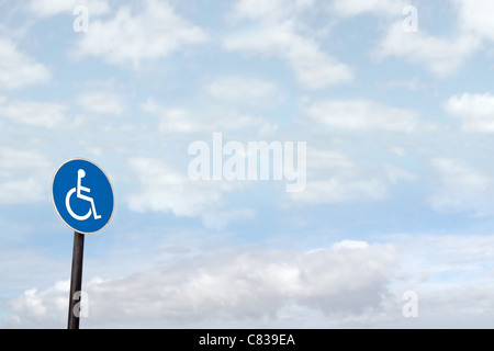 Chaise de roue universelle signer avec les nuages en arrière-plan Banque D'Images