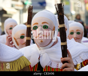 Carnaval de Binche Belgique festival participants chef traditionnel dress costume costumes de danse les gens de couleur d'affichage couleur coloré Banque D'Images