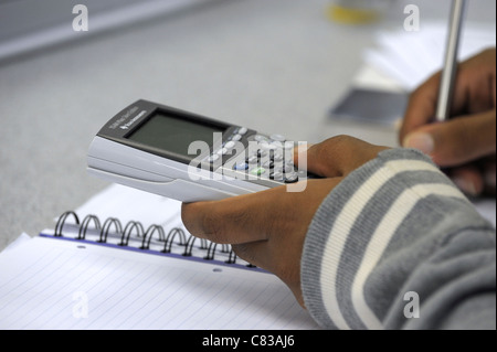 Close-up of scientific calculator dans les mains d'un élève de l'école noire Banque D'Images