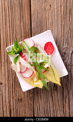 L'endive et le radis saupoudré de fromage feta et le Rocket Banque D'Images