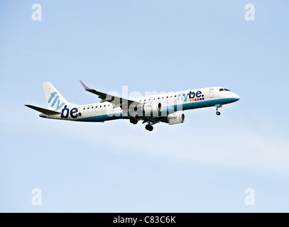 Flybe Embraer ERJ-195LR G-avion à l'atterrissage à l'aéroport de Gatwick FBEC West Sussex England United Kingdom UK Banque D'Images