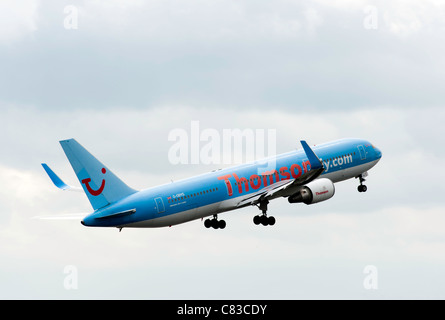 Boeing 767-304 ER Thomson Airlways G-OBYG avion décollant de l'Aéroport International de Manchester en Angleterre Royaume-Uni UK Banque D'Images