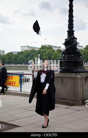 Diplômé de l'université jette son mortier dans l'air, le South Bank, Londres, Angleterre Banque D'Images