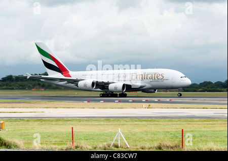 La compagnie aérienne Emirates Airbus A380-861 avion qui décolle de l'Aéroport International de Manchester en Angleterre Royaume-Uni UK Banque D'Images
