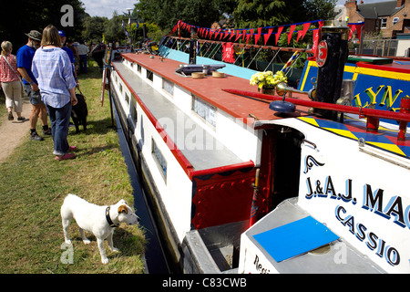 Historique traditionnelle 15-04 Elizabeth, amarrés sur le Trent et Mersey Canal pendant les 2011 Festival des voies navigables intérieures Banque D'Images