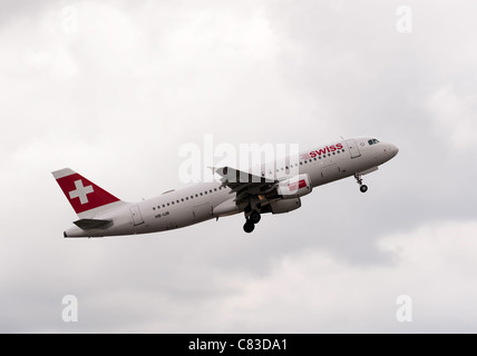 Swiss International Air Lines Airbus A320 avion de décoller de l'Aéroport International de Manchester en Angleterre Royaume-Uni UK Banque D'Images
