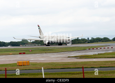 Etihad Airways Airbus A330-243 d'un avion de passagers6-EYG Atterrissage à l'Aéroport International de Manchester en Angleterre Royaume-Uni UK Banque D'Images