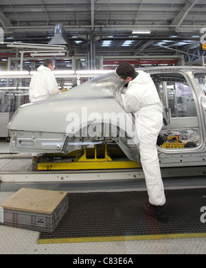 Les employés travaillent sur une Bentley Motor Car à l'usine de Crewe, Royaume-Uni Banque D'Images