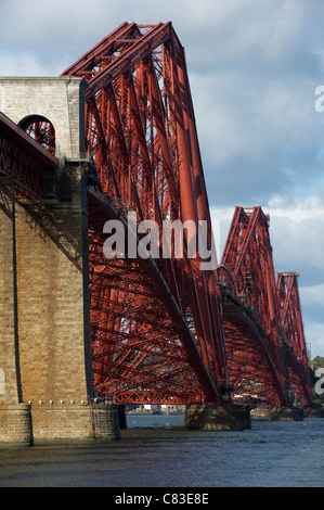 Le Forth Rail Bridge enjambant l'Estuaire de Forth entre East Lothian et Fife en Ecosse Banque D'Images