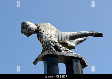 'El Sireno' (1991) Sculpture d'une mer-man par Francisco Leiro sur la Puerta del Sol, Vigo, Galice, Espagne Banque D'Images