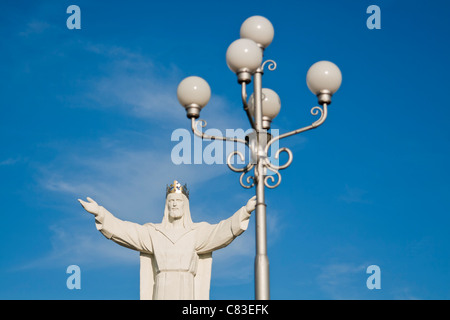 Une immense statue du Christ Roi, avec une hauteur de 36 mètres est l'un des plus élevés au monde. Swiebodzin, Pologne. Banque D'Images