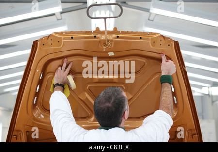 Automobile Bentley peint caisses sont inspectés à l'usine de l'entreprise à Crewe, Royaume-Uni Banque D'Images