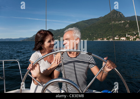 Vieux couple ensemble voile Banque D'Images